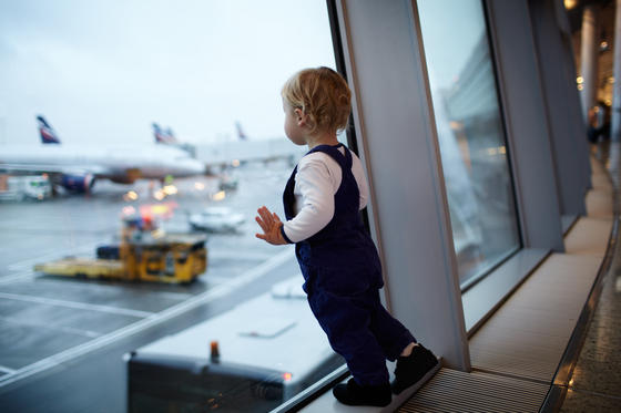 Kleinkind vor Abflug am Flughafen