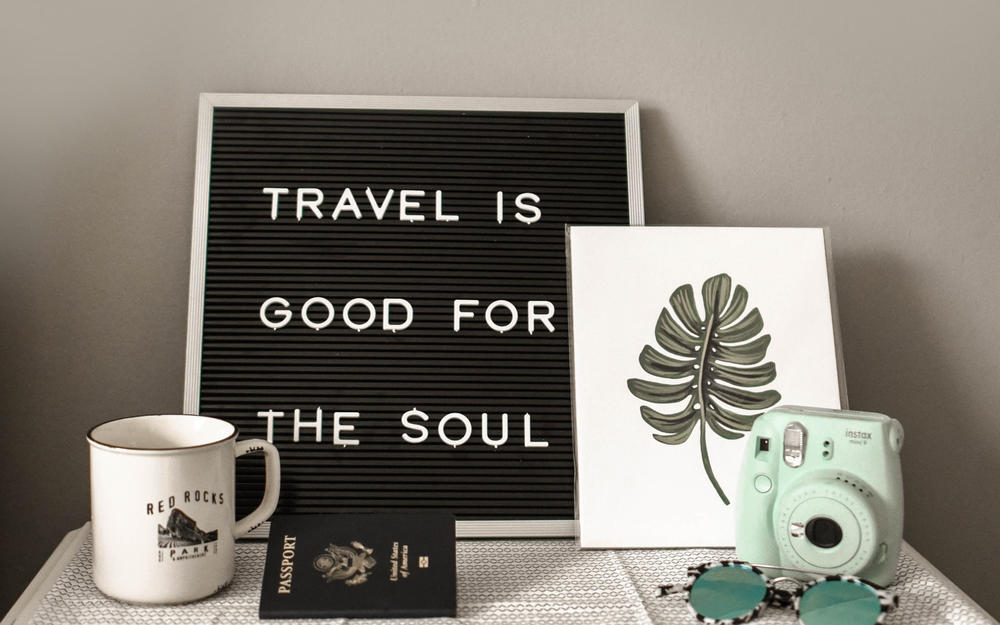Schild mit Aufschrift Travel is good for the Soul
